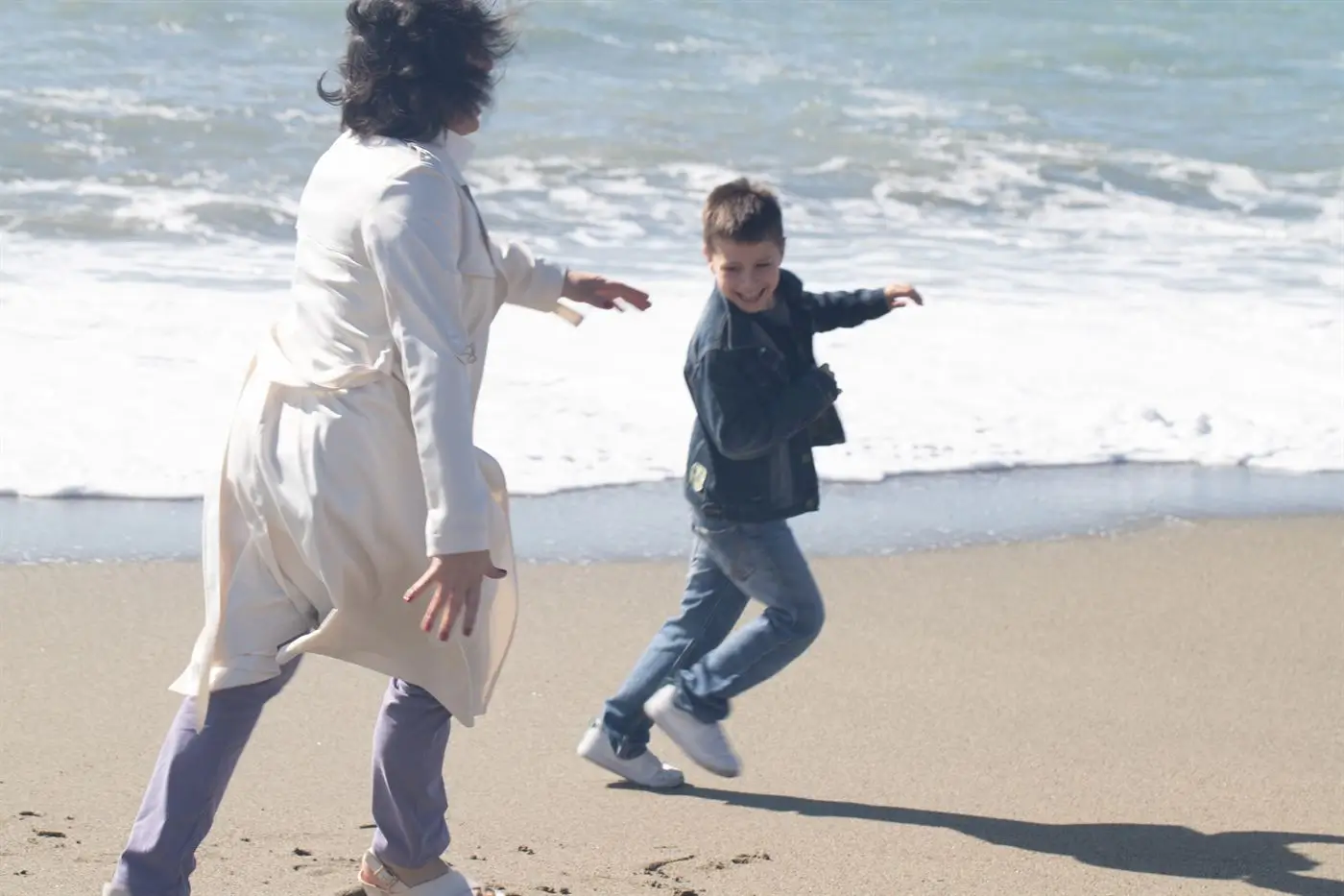 Rosemery Vidal mentre corre con il figlio in spiaggia
